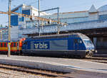 re-465-bls/719187/die-bls-re-465-015-6-la 
Die BLS Re 465 015-6 La Vue-des-Alpes“ (91 85 4465 015-6 CH-BLS) mit dem Gleismesswagen 99 85 936 2 000-3 (vermutlich ex SBB X 60 85 99 73 105-6) und dem SPENO Schienenschleifzug  RR 16 MS-11 (99 85 9127 102-3 CH- SPENO) am Haken, hat am 29.05.2012 im Bahnhof Lausanne Hp0.

Die Lok wurde 1996 von der SLM Winterthur unter der Fabriknummer 5739  gebaut, der elektrische Teil ist von ADtranz. 

Die BLS Re 465 ist eine von der BLS Lötschbergbahn beschaffte elektrische, vierachsige Universallokomotive mit Umrichtertechnik. Sie ist eine Variante der Re 460 der SBB und gehört zur Lok-2000-Familie. Der Unterschied zur SBB Re 460 ist die Umrichteranlage. Im Gegensatz zur Re 460, die mit einem Umrichter pro Drehgestell ausgerüstet ist, verfügt die BLS Re 465 über einen Umrichter pro Radsatz. Somit lässt sich eine schleudernde Achse schneller und effektiver wieder in normalen Lauf bringen. Zudem besitzt die Re 465 sechspolige Asynchron-Fahrmotoren (Re 460: vierpolige Asynchronmotoren). Dadurch hat die Re 465 eine um 300 kW höhere Dauerleistung von insgesamt 6.270 kW (Stundenleistung von 7.000 kW) gegenüber der Re 460. Zudem ist die Re 465 mit der Vielfachsteuerung des Systems IIId und mit Übergangskabel BLS/BBC ausgerüstet.  Dies erlaubt die Vielfachsteuerung zum Beispiel mit Re 4/4II, Re 4/4III, Re 6/6, Re 425 oder Ae 415. Die Radsätze im Drehgestell stellen sich radial zum Gleisbogen ein.

Die Re 460 und die Re 465 sind erfolgreiche Konstruktionen. Dank ihnen gewann das schweizerische Konsortium SLM/ABB Ausschreibungen von Hochleistungslokomotiven in Norwegen (NSB El 18), Finnland (VR Baureihe Sr2) und Hongkong (KCRC TLN/TLS).

TECHNISCHE DATEN:
Spurweite:  1.435 mm (Normalspur)
Achsformel:  Bo’Bo’
Länge über Puffer:  18.500 mm
Höhe:  4.540 mm
Breite:  3.000 mm
Dienstmasse:  84 t
Zugelassene Höchstgeschwindigkeit:  160 km/h
Stundenleistung:  7.000 kW
Dauerleistung:  6.400 kW
Anfahrzugkraft:  300 kN
Treibraddurchmesser:  1.100 mm
Stromsystem:  Wechselstrom 15 kV 16,7 Hz
