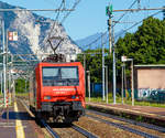   Die SBB Cargo Re 474 018 (91 83 2474 018-5 I-SBBCI, Class 189-VF) ex E 474-018 SR rauscht am am 22.06.2016 durch den Bahnhof Stresa in Richtung Domodossola.