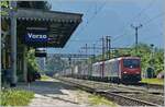 re-474-siemens-es64f4/794108/die-sbb-re-474-013-und Die SBB Re 474 013 und eine weitere sind (bei kräftigem Gegenlicht) mit einem Güterzug Richtung Brig bei Varzo unterwegs. 

21. Juli 2021