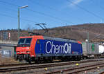Die Re 482 015-5 „ChemOil“ (91 85 4482 015-5 CH-SBBC) der SBB Cargo AG fhrt am 29.03.2021, mit einem HUPAC-KLV/Container-Zug durch Niederschelden in Richtung Kln.