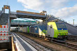 In Dreifachtraktion erreichen die beiden BLS Cargo Re 485 003-8, 485 014-5 und die von Railpool angemietete 186 103-8 mit einem LKW WALTER Ganzzug (Kombiverkehr) am 29.12.2017 den Bahnhof Weil am