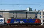 Die Re 620 042-2  „Monthey“ (ex Re 6/6 11642) der SBB Cargo mit nur zwei Gterwagen am 29.05.2012 beim Bahnhof Lausanne.