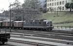re-6-6-re-620/750071/sbb-re-66-nr-11-601 SBB Re 6/6 Nr. 11 601 mit Güterzug in Erstfeld am 17.06.1980. Die Re 6/6 Nr.11 601 ist der erste Prototyp mit geteiltem Lokkasten.