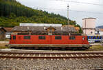 re-6-6-re-620/754935/leider-der-beschilderung-beraubtdie-ehemalige-sbb Leider der Beschilderung beraubt...
Die ehemalige SBB Re  6/6 11601 'WOLHUSEN', später Re 620 001, eine der beiden Prototypen mit zweiteiligen Kasten, ist am 09.09.2021 abgestellt in Sissach. Aufgenommen aus dem Zug durch die Scheibe. 

Die SBB Re 6/6 Prototypen wurde 1972 von SLM in Winterthur (Schweizerische Lokomotiv- und Maschinenfabrik) gebaut. Im Herbst 2019 wurde bekannt, dass die zweiteiligen Prototypen 11601 und 11602 an eine Privatperson im Umfeld des Vereins Swisstrain verkauft wurden. Es ist geplant, dass die 11601 revidiert und wieder fahrtüchtig gemacht werden soll, die 11602 sollals Ersatzteilspender genutzt werden. Im Oktober 2019 wurde die 11601 deshalb von Bellinzona nach Sissach überführt.

Die Re 6/6, nach neuem Bezeichnungsschema Re 620, sind sechsachsige, elektrische Lokomotiven der Schweizerischen Bundesbahnen (SBB), die als Ersatz für die Ae 6/6 im schweren Dienst am Gotthard angeschafft wurden. Aus den Anforderungen an die Baureihe ergab sich für die Traktion die Notwendigkeit von sechs Triebachsen. Um dennoch gute Kurvenlaufeigenschaften mit niedrigem Verschleiß zu erreichen, wurden im Gegensatz zur Ae 6/6 drei zweiachsige Drehgestelle eingebaut, wobei sich das mittlere stark seitlich bewegen kann. Für einen besseren Kurveneinlauf der nachlaufenden zwei Drehgestelle wurden zusätzlich zwischen den drei Drehgestellen elastische Querkupplungen angeordnet. Dabei basiert die Querkupplung auf dem Prinzip, welches ursprünglich für die Ge 6/6II der Rhätischen Bahn (RhB) entwickelt wurde. Zwei der vier Prototypen (11601 und 11602) erhielten wie die Ge 6/6II der RhB einen geteilten Lokkasten, wobei sich das Gelenk analog zur RhB Ge 6/6II nur vertikal bewegen kann, um sich Gefälleänderungen anzupassen.

Die bei den beiden anderen Prototypen gewählte weichere Sekundärabfederung des mittleren Drehgestells bewährte sich im Versuchsbetrieb, so dass bei der Serienproduktion der einteilige Kasten zur Ausführung kam. Die zwei Prototypen mit geteiltem Kasten wurden aber weiterhin im Regelbetrieb eingesetzt.

Das Design ist der Form der Re 4/4II angelehnt, ebenso die Bedienung und die herkömmliche Trafotechnik, welche bei der Re 6/6 zuletzt eingesetzt wurde. Bei der Re 6/6 sind allerdings zwei Transformatoren (Leistungstransformator und Regeltransformator) vorhanden, die sich im Lokomotivkasten zwischen den Drehgestellen befinden.

TECHNISCHE DATEN (Serie):
Gebaute Stückzahl:  4 Prototypen und 85 Serienmaschinen
Hersteller: 	SLM, BBC, SAAS
Baujahre: 	1972 (Prototypen), 1975–1980 (Serie)
Spurweite:  1.435 mm (Normalspur)
Achsfolge:  Bo'Bo'Bo'
Länge über Puffer: 19.310 mm
Drehzapfenabstände: 5.700 / 5.700 mm
Achsabstand in den Drehgestellen: 2.900 mm
Treibraddurchmesser: 	1.260 mm (neu)
Höhe: 3.932 mm
Breite: 2.950 mm
Dienstgewicht: 120 t
Anzahl der Fahrmotoren: 6
Stundenleistung an der Welle: 6 x 1.338 kW = 8.028 kW
Stundenleistung am Rad: 7.802 KW
Dauerleistung am Rad: 7.244 kW
Höchstgeschwindigkeit: 140 km/h
Getriebeübersetzung: 1: 2,636
Anfahrzugkraft: 395 kN
Stundenzugkraft: 267 kN
Dauerzugkraft: 235 kN
Elektrische Bremse: Nutzstrom
Stromsystem: 15 kV, 16,7 Hz ~
