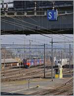 re-6-6-re-620/766846/im-rangierbahnhof-warten-drei-sbb-re Im Rangierbahnhof warten drei SBB Re 6/6 auf ihren nächsten Einsatz: die SBB Re 6/6 11614 (Re 620 014-1) 'Meilen, die SBB Re 6/6 11671 (Re 620 071-1) 'Othmarsingen' und die SBB Re 6/6 11662 (Re 620 062-9) 'Reuchenette-Péry', als eine etwas abgeänderte Variante.

4. Feb. 2022