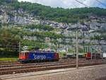 re-6-6-re-620/822593/die-re-620-021-6-8220taverne-torricella8220-91 Die Re 620 021-6 “Taverne-Torricella“ (91 85 4620 021-6 CH-SBBC) der SBB Cargo AG, ex SBB Re 6/6 – 11621, ist am 28.05.2023 beim Bahnhof St-Maurice abgestellt, aufgenommen aus dem Zug heraus.

Die Re 6/6 wurde 1976 von der SLM in Winterthur (Schweizerische Lokomotiv- und Maschinenfabrik) unter der Fabriknummer 5008 gebaut, der elektrische Teil ist von BBC. Führerstands-Klimaanlagen wurden nachträglich eingebaut.
