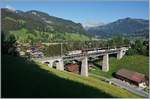 Der MOB GDe 4/4 6006  Aigle les Mureilles  überquert mit seinem GoldenPass Panoramic die 109 Meter lange Grubenbach Brücke kurz vor der Ankunft in Gstaad.