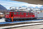   Die RhB Ge 6/6 II 706 „Disentis/Mustér“  mit einem Güterzug am 20.02.2017 im Bahnhof Samedan.