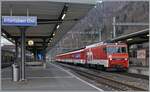 Beim Umsteigen in Interlaken Ost entdeckt und versucht in der kurzen Zeit zu fotografieren: Die SBB-Zentralbahn HGe 4/4 101 964-5 wartet mit ihrem Regionalzug R 70 9063 auf die Abfahrt nach Meiringen.