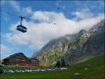 Das Berghotel Schwgalp gibt einen wunderbaren Hintergrund ab fr die Sntis Schwebebahn, welche sich auf dem Weg vom Berg zur Talstation befindet.