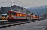 Züge nach Zermatt: Die Kompsition ist keinenfalls ungewöhnlich, das Ziel aber schon: der auf Gleis 12 stehende MGB Zug wird als RE 319 nach Zermatt fahren.