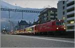 Züge nach Zermatt: die MGB HGe 4/4 II 5 wartet mit dem bunt gemischten RE 217 in Brig auf die Abfahrt nach Zermatt.