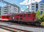   Die HGe 4/4 I - 32 der Matterhorn-Gotthard-Bahn (MGB), ex FO 32, zieht am 20.06.2016 den Stadler Niederflurgelenksteuerwagen ABt 2134 (passent zu den Stadler KOMETen) in Brig vom Bahnhof zum Depot.