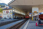 FO Furka-Oberalp-Bahn/747810/der-rhb-und-mgb-bahnhof-der Der RhB und MGB Bahnhof der Klosterstadt Disentis/Mustér  1.130 m ü. M. am 07.09.2021. Auf Gleis 3 steht die MGB HGe 4/4 II 107 „Grimsel“, ex FO HGe 4/4 II 107, mit dem Regionalzug nach Andermatt (R 823) zur Abfahrt bereit. Auf Gleis zwei seht der gerade eingefahrene RE 1721 von Chur.

Der Bahnhof ist Endpunkt von der der Bahnstrecke Reichenau-Tamins – Disentis/Mustér auch Oberländerlinie, Surselvalinie oder Vorderrheinlinie (Fahrplanfeld 920) der Rhätischen Bahn (RhB). Er ist aber auch zugleich der Startpunkt Furka-Oberalp-Bahn (Fahrplanfeld 142 und 143) der Matterhorn-Gotthard-Bahn (MGB), bzw. bis zur Fusion (zum 01. Jan. 2003) der eigenständigen  Furka-Oberalp-Bahn (FO). Die MGB Strecke geht von hier in Richtung Westen mit Zahnstangenabschnitten (bis zu 110 ‰ Neigung) über den Oberalppass nach Brig hinab. 

Für den berühmten durchgehenden Glacier-Express dient der 
Bahnhof somit auch dem Lokwechsel. Auch wenn beide Bahnen auf Meterspur fahren, so unterscheiden sich doch. Die Rhätischen Bahn (RhB) ist ja eine reine Adhäsionsbahn und die Matterhorn-Gotthard-Bahn (MGB) eine gemischte Zahnrad- und Adhäsionsbahn.
