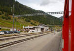 Der MGB Bahnhof Oberwald (1.365 m ü. M.) im Kanton Wallis (VS) an der Furka-Oberalp-Bahn am 07.09.2021.

Oberwald ist das erste Dorf am Anfang des Goms. Es liegt am Fuße der Alpenpässe Furka und Grimsel. Hier beginnt und endet der Autoverlad durch den Furkatunnel. Die Bewohner von Oberwald leben vor allem vom Tourismus und von der Viehzucht. 

Das Westportal des Furka-Basistunnels liegt etwa 1,5 km weiter östlich vom Bahnhof, das Portal das man hier sieht ist das Portal des 673 m langen Umgehungstunnels (Stephan-Holzer-Tunnel) beim Bahnhof Oberwald. Beim Bahnhof findet die Autoverladung für den Transport durch den Furka-Basistunnels nach Realp (Uri) statt. Die Fahrt dauert knapp 20 Minuten und ermöglicht im Sommer eine Zeitersparnis gegenüber der 45-minütigen Fahrt über den Furkapass. Im Winter kann der Pass natürlich auch geschlossen sein.

Gegenüber dem MGB Bahnhof (hier rechts vom Bild) beginnt die Furka-Bergstrecke der DFB Dampfbahn Furka-Bergstrecke (Museumsbahn) nach Gletsch und Realp.