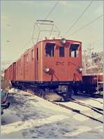 An einem Januartag des Jahres 1986 stand die RhB Ge 4/4 181 der Blonay Chamby Bahn in Blonay. 
Jan. 1986 