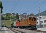 Die Bernina Bahn RhB Ge 4/4 81 der Blonay-Chamby Bahn ist mit ihrem recht gut besetzten Riviera Belle Epoque Zug von Chaulin auf dem Weg von Chaulin nach Vevey und wartet in St-Lgier Gare auf den Gegenzug.

28. Mai 2023