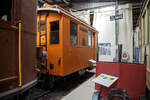 b-c-blonay-chamby/817501/die-elektrische-reine-zahnradlokomotive-bgv-he Die elektrische reine Zahnradlokomotive BGV He 2/2 2, später BVB He 2/2 2 'La Grisette' der Museumsbahn Blonay–Chamby am 27.05.2022 im Museum Chaulin. 

Die Gleichstrom-Zahnradelektrolok wurde 1899 von der Schweizerischen Lokomotiv- und Maschinenfabrik (SLM) in Winterthur unter der Fabriknummer 1196 gebaut, der elektrische Teil ist von der CIE (Compagnie de l'industrie électrique, ab 1902 CIEM - Compagnie de l’industrie électrique et mécanique und ab 1918 Société Anonyme des Ateliers de Sécheron). Die Lieferung erfolgte an die Chemin de fer électrique Bex–Gryon–Villars (BGV), ab 1905 Chemin de fer Bex–Gryon–Villars–Chesières (BGVC), im Jahr 1942 fusionierten die BGVC mit der VB zur BVB. Im Jahre 1999 fusionierte die BVB mit der Chemin der fer Aigle–Ollon–Monthey–Champéry (AOMC), der Chemin de fer Aigle–Leysin (AL) und der Chemin de fer Aigle–Sépey–Diablerets (ASD) zu den Transports Publics du Chablais (TPC). Mit der Gründung der TPC konnten die vorher zum Teil von der Einstellung bedrohten Schmalspurbahnen ihre Mittel zusammenlegen und ihr Angebot vereinheitlichen.

Die Lok erhielt 1920 einen neuen Lokomotivkasten und war so bis 1985 bei der BVG, insbesondere für den Schneepflugdienst, in Betrieb. Den Spitznamen „la Grisette“ erhielt sie, weil sie ursprünglich eine graue Lackierung trug. Später ging sie an den Verein B.V.B. Promotion, der sie 1997 nicht betriebsfähig restaurierte, im Oktober 2011wurde sie dann an die Museumsbahn Blonay–Chamby und war bis 2014 in einer Lagerhalle abgestellt. Da die SLM He 2/2 elektrische Lokomotiven mit reinen Zahnradantrieb sind und so keinen Adhäsionsantrieb besitzen, können sie sich also nur in einem mit Zahnstange versehenen Gleis fortbewegen, so bleibt die BVB He 2/2 2 'La Grisette' bei der BC wohl eine reines Ausstellungsexponat.

SLM He 2/2 sind elektrische Lokomotiven mit Zahnradantrieb, die von der Schweizerischen Lokomotiv- und Maschinenfabrik (SLM) gebaut und mit Drehstrom- oder Gleichstrom-Ausrüstungen verschiedener Hersteller wie Alioth, BBC, CIE, MFO und Rieter versehen wurden. He 2/2 wurden von 1898 bis 1957 in den Spurweiten 800, 1.000 und 1.435 mm hergestellt. Sie weisen keinen Adhäsionsantrieb auf, können sich also nur in einem mit Zahnstange versehenen Gleis fortbewegen.

Bei Lokomotiven der Bex-Villars-Bretaye-Bahn (BVB) und zwei Triebzahnrädern handelt es sich um reine Zahnradlokomotiven. Die beiden Triebzahnräder, für das Zahnstangensystem Abt sind nicht auf den Laufachsen angebracht, sondern unmittelbar neben der Laufachsen gegen die Fahrzeugmitte. Der mechanische Teil stammt von der Schweizerischen Lokomotiv- und Maschinenfabrik (SLM) in Winterthur.

Die 5.000 mm langen Lokomotiven mit einem Dienstgewicht von rund 14,8 t verkehren mit ihren 2 x 81 kW = 162 kW (220 PS) Leistung auf Neigungen bis zu 200 ‰. Sie erreichen dabei bei der Bergfahrt eine Geschwindigkeit von rund 10 km/h, bei Talfahrt war die Geschwindigkeit aus Sicherheitsgründen auf maximal 7,5 km/h limitiert.

TECHNISCH DATEN:
Baujahr: 1899
Nummerierung: 1 und 2 (später noch 3 und 4 von der MC)
Spurweite: 1.000 mm
Achsfolge: 1zz1
Zahnradsystem: 	Abt
Länge über Puffer : 5.000 mm
Länge Lokkasten: 4.250 mm 
Breite: 2.500 mm
Achsstand: 2.270 mm (720 mm – Zahnradabstand 920 mm – 520 mm)
Zahnradteilkreis-Ø: 573 mm
Dienstgewicht: 14,8  t
Leistung: 2 x 110 kW
Zul. Höchstgeschwindigkeit: 10 km/h (Talfahrt 7,5 km/h)
Übersetzung:  1:7,84
Stromsystem: 700 V DC (gleichstrom)
Max. Neigung : 200 ‰