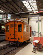 b-c-blonay-chamby/817503/die-elektrische-reine-zahnradlokomotive-bgv-he Die elektrische reine Zahnradlokomotive BGV He 2/2 2, später BVB He 2/2 2 'La Grisette' der Museumsbahn Blonay–Chamby am 27.05.2022 im Museum Chaulin. 

Die Gleichstrom-Zahnradelektrolok wurde 1899 von der Schweizerischen Lokomotiv- und Maschinenfabrik (SLM) in Winterthur unter der Fabriknummer 1196 gebaut, der elektrische Teil ist von der CIE (Compagnie de l'industrie électrique, ab 1902 CIEM - Compagnie de l’industrie électrique et mécanique und ab 1918 Société Anonyme des Ateliers de Sécheron). Die Lieferung erfolgte an die Chemin de fer électrique Bex–Gryon–Villars (BGV), ab 1905 Chemin de fer Bex–Gryon–Villars–Chesières (BGVC), im Jahr 1942 fusionierten die BGVC mit der VB zur BVB. Im Jahre 1999 fusionierte die BVB mit der Chemin der fer Aigle–Ollon–Monthey–Champéry (AOMC), der Chemin de fer Aigle–Leysin (AL) und der Chemin de fer Aigle–Sépey–Diablerets (ASD) zu den Transports Publics du Chablais (TPC). Mit der Gründung der TPC konnten die vorher zum Teil von der Einstellung bedrohten Schmalspurbahnen ihre Mittel zusammenlegen und ihr Angebot vereinheitlichen.

Die Lok erhielt 1920 einen neuen Lokomotivkasten und war so bis 1985 bei der BVG, insbesondere für den Schneepflugdienst, in Betrieb. Den Spitznamen „la Grisette“ erhielt sie, weil sie ursprünglich eine graue Lackierung trug. Später ging sie an den Verein B.V.B. Promotion, der sie 1997 nicht betriebsfähig restaurierte, im Oktober 2011wurde sie dann an die Museumsbahn Blonay–Chamby und war bis 2014 in einer Lagerhalle abgestellt. Da die SLM He 2/2 elektrische Lokomotiven mit reinen Zahnradantrieb sind und so keinen Adhäsionsantrieb besitzen, können sie sich also nur in einem mit Zahnstange versehenen Gleis fortbewegen, so bleibt die BVB He 2/2 2 'La Grisette' bei der BC wohl eine reines Ausstellungsexponat.

SLM He 2/2 sind elektrische Lokomotiven mit Zahnradantrieb, die von der Schweizerischen Lokomotiv- und Maschinenfabrik (SLM) gebaut und mit Drehstrom- oder Gleichstrom-Ausrüstungen verschiedener Hersteller wie Alioth, BBC, CIE, MFO und Rieter versehen wurden. He 2/2 wurden von 1898 bis 1957 in den Spurweiten 800, 1.000 und 1.435 mm hergestellt. Sie weisen keinen Adhäsionsantrieb auf, können sich also nur in einem mit Zahnstange versehenen Gleis fortbewegen.

Bei Lokomotiven der Bex-Villars-Bretaye-Bahn (BVB) und zwei Triebzahnrädern handelt es sich um reine Zahnradlokomotiven. Die beiden Triebzahnräder, für das Zahnstangensystem Abt sind nicht auf den Laufachsen angebracht, sondern unmittelbar neben der Laufachsen gegen die Fahrzeugmitte. Der mechanische Teil stammt von der Schweizerischen Lokomotiv- und Maschinenfabrik (SLM) in Winterthur.

Die 5.000 mm langen Lokomotiven mit einem Dienstgewicht von rund 14,8 t verkehren mit ihren 2 x 81 kW = 162 kW (220 PS) Leistung auf Neigungen bis zu 200 ‰. Sie erreichen dabei bei der Bergfahrt eine Geschwindigkeit von rund 10 km/h, bei Talfahrt war die Geschwindigkeit aus Sicherheitsgründen auf maximal 7,5 km/h limitiert.

TECHNISCH DATEN:
Baujahr: 1899
Nummerierung: 1 und 2 (später noch 3 und 4 von der MC)
Spurweite: 1.000 mm
Achsfolge: 1zz1
Zahnradsystem: 	Abt
Länge über Puffer : 5.000 mm
Länge Lokkasten: 4.250 mm 
Breite: 2.500 mm
Achsstand: 2.270 mm (720 mm – Zahnradabstand 920 mm – 520 mm)
Zahnradteilkreis-Ø: 573 mm
Dienstgewicht: 14,8  t
Leistung: 2 x 110 kW
Zul. Höchstgeschwindigkeit: 10 km/h (Talfahrt 7,5 km/h)
Übersetzung:  1:7,84
Stromsystem: 700 V DC (gleichstrom)
Max. Neigung : 200 ‰
