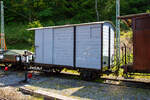 Der zweiachsige gedeckte Güterwagen mit einer Bremserbühne ex LLB K 41 der Museumsbahn Blonay-Chamby steht am 27.05.2023 im Museumsareal Chaulin.