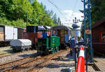 Der doch recht kleine ex MOB Schienentraktor Tm 2/2 Nr. 1, ex Holzwerk Rieder, der Museumsbahn Blonay-Chamby am 27 Mai 2023 rangiert im Museumsareal in Chaulin zwei Personenwagen.