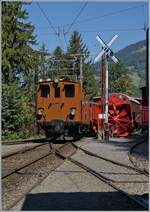 Die Bernina Bahn Ge 4/4 81 der Blonay Chamby Bahn rangiert in Chaulin und zeigt sich beim prächtigen Rangier-Formsiganl; doch das Bild hat einen kleinen Schönheitsfehler: In dieser für das Foto vorteilhaften Stellung des Signals wäre eigentlich  Rangieren verboten ...

9. Sept. 2023  