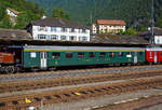 Personenwagen/719999/einer-der-letzten-sbb-ew-ii-wagender 
Einer der letzten SBB EW II-Wagen....
Der Salon-Club-Wagen SR 610 (A 2302) SR 50 85 89-33 610-8 der SBB Historic, Depot Erstfeld, ein ehemaliger  SBB EW II 1.Klasse Personenwagen, ex A 50 85 18-33 584, ex SBB A 2585, am 02.08.2019 im Bahnhof Göschenen, im Zugverband eines Sonderzuges mit Gotthard Krokodil Ce 6/8 II 14253 (eigentlich Be 6/8 II 13253).

Der Einheitswagen II (EW II) wurde 1967 von SIG in Neuhausen gebaut, in den 1980er Jahren wurde er zum Salonwagen (Gesellschaftswagen) für den 'Wilhelm-Tell-Express' umgebaut. Die Wagen hat 36 Plätze in freier Bestuhlung. 

TECHNISCHE DATEN:
Spurweite: 1.435 mm (Normalspur)
Länge über Puffer: 23.700 mm (B-Wagen 24.700)
Drehzapfenabstand: 17.600 mm
Achsabstand im Drehgestell: 2.500 mm
Laufraddurchmesser: 800 mm (neu)
Wagenbodenhöhe: 1.020 mm 
Eigengewicht: 32 t
Bremse: O-R 42t (K)

Die Einheitswagen II waren fast identisch mit den Einheitswagen I und auch im SBB-Grün lackiert. Äußerlich fallen sie durch nur noch halbhohe WC- und Einstiegsbereichsfenster auf. Im Gegensatz zu den EW I verfügen sie über doppelverglaste, aber ebenfalls einteilige und versenkbare Fenster. Des Weiteren weisen sie eine um 80 mm geringere Fußbodenhöhe auf als die EW I. Sie wurden zwischen 1965 und 1976 gebaut. 

Wie beim EW I erhielten die Wagen erster Klasse Drehgestelle mit Torsionsstabfederung, die übrigen Wagen Schlieren-Drehgestelle mit Schraubenfederung. Die Steuerwagen BDt sowie einige Wagen zweiter Klasse erhielten das Drehgestell SWP-71 von Schindler Waggon in Pratteln. 

In der zweiten Klasse wurde gegenüber dem EW I der Sitzabstand um 10 cm pro Abteil vergrößert 1.750 mm statt 1.650 mm, daraus resultierte auch eine Wagenlänge von 24,7 m für den B EW II (gegenüber 23,7 m beim B EW I). In der ersten Klasse blieben Sitzteiler bei 2.060 mm und somit auch die Wagenlänge von 23,7 m.