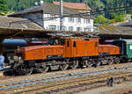 ce-6-8/720000/das-sbb-gotthard-krokodil-ce-68 Das SBB Gotthard Krokodil Ce 6/8 II 14253 (eigentlich Be 6/8 II 13253) der SBB Historic am 02.08.2019 mit einem Sonderzug im Bahnhof Göschenen. 

Die Ce 6/8 II 14253 «Krokodil» feierte 2019 ihren hundertsten Geburtstag. Seit 100 Jahre ist legendäre Lokomotive „Krokodil“ auf den Schweizer Schienen unterwegs – mit Vorliebe am Gotthard. 

Das Krokodil wurde 1919 (mechanischer Teil) von der Schweizerische Lokomotiv- und Maschinenfabrik (SLM) in Winterthur unter der Fabriknummer 2673 gebaut, der elektrische Teil ist von Maschinenfabrik Oerlikon (MFO). 

Nach der Ablieferung im Jahre 1919 fuhr sie (wie auch die Anderen) erst die Strecke Bern–Thun–Spiez, da diese Strecke die einzige elektrifizierte der SBB war. Die Krokodile fuhren dabei unter einer Spannung von 7.500 V statt der später üblichen 15.000 V. Dies war am Anfang nötig, da die Verschmutzung der Isolatoren durch Dampflokomotiven noch keine höhere Spannung zuließ.

Mit der Elektrifizierung der Gotthardstrecke ab Oktober 1920 (Depot Erstfeld) wurden die Krokodile primär im Gotthardverkehr eingesetzt. Sie lösten dort die Dampflokomotiven C 5/6 ab, welche erst gerade drei bis sechs Jahre alt waren.

Die Krokodile waren in der ganzen Schweiz im Güterverkehr anzutreffen. So kam diese 1924 zum Depot Basel, 1926 ging sie zum Depot Zürich, wo sie 1943 umfassend zur Be 6/8 II 13253 umgebaut wurde. In diesem Zusammenhang konnte die Höchstgeschwindigkeit von 65 km/h auf 75 km/h erhöht werden, daher bekamen die Lokomotiven die Bezeichnung Be 6/8II und 13-tausender Nummern. Nach dem Umbau ging sie wieder an den Gotthard (Depot Erstfeld), wo sie bis 1976 ihren Dienst versah und gleichdrauf erfolgte die Aufarbeitung in das historische Triebfahrzeug Ce 6/8 II 14253 und ist der SBB Historic zugeordnet, als welches sie heute noch immer fährt.

TECHNISCH DATEN Ce 6/8 II:
Hersteller: 	SLM (mechanischer Teil) / MFO (elektrischer Teil)
Baujahre: 1919 bis1922
Spurweite: 1.435 mm (Normalspur)
Achsfolge: (1’C)(C1’)
Länge über Puffer:  19.400 mm (mit Stangenpuffern)
Gesamtradstand: 17.000 mm
Triebachsendurchmesser: 1.350mm
Laufraddurchmesser: 950mm
Dienstgewicht: 128 t
Getriebeübersetzung: 1:4,03
Anzahl Fahrmotoren: 4
Höchstgeschwindigkeit: 65 km/h
Stundenleistung: 1.650 kW (2.240 PS) bei 36 km/h 
Dauerleistung: 1.000 kW (1.340 PS) bei 40 km/h 

Geänderte TECHNISCH DATEN nach Umbau zur Be 6/8 II:
Länge über Puffer:  19.460 mm 
Dienstgewicht: 126 t
Höchstgeschwindigkeit: 75 km/h
Stundenleistung:  2.700 kW (3.640 PS) bei 45 km/h
Dauerleistung: 1.810 kW (2.440 PS) bei 46,5 km/h


Der mechanische Teil:

Fahrwerk
In jedem der zwei Vorbauten befinden sich drei mit Kuppelstangen gekuppelte Triebachsen und eine Laufachse in einem Bisselgestell. Die mittlere Triebachse jedes Teils besitzt eine Seitenverschiebbarkeit von 25 mm zwecks besserer Fahreigenschaften in den Kurven. Die Laufachsen können sich um 83 mm auf beide Seiten bewegen. Die Abfederung der Triebachsen erfolgt über Blattfedern auf die Rahmen der Vorbauten, wobei zum Ausgleich der Achsdrücke zwischen den Triebachsen sowie der benachbarten Laufachse Ausgleichshebel eingebaut sind.

Zugkraftübertragung
Die Übertragung der Zug- und Stoßkräfte erfolgt von den Triebachsen auf die Rahmen der Vorbauten. Von dort werden die Kräfte einerseits auf die Zughaken und Puffer weitergeleitet. Andererseits erfolgt die Übertragung der Kräfte über eine abgefederte Kurzkupplung von einem Triebgestell auf das andere. Der zentrale Kasten dient also im Gegensatz zu anderen Lokomotiven des „Krokodil“-Typs nicht der Kraftübertragung von einem zum anderen Triebgestell. Die Kurzkupplung wirkt des Weiteren auch als Querkupplung und verbessert dadurch insbesondere den Einlauf des nachlaufenden Triebgestells in Kurven.

Antrieb
Kraftübertragung durch einen Dreiecksrahmen
In jedem Rahmen der Vorbauten sind zwischen der ersten und zweiten Triebachse zwei Triebmotoren eingebaut. Jeder der zwei Motoren treibt über beidseitige, gefederte Ritzel gemeinsame Zahnräder an, die auf der ebenfalls zwischen der ersten und zweiten Triebachse gelegenen Vorgelegewelle sitzen. Von der Vorgelegewelle erfolgt die Übertragung mit einem Dreieckrahmen, die durch Kurbeln auf einer pendelnd gefederten Stütz- oder Blindwelle abgestützt wird, über ein Gleitlager auf die erste Triebachse. Von einem Anlenkpunkt an dem Dreieckrahmen wird die Antriebskraft auf die zweite und dritte Triebachse mit Kuppelstangen übertragen. Die Federung der Blindwelle wurde ab 1945 demontiert, da sich die auftretenden Horizontalkräfte als gering erwiesen.

Lokomotivkasten
Der Lokomotivkasten ist dreiteilig ausgeführt. Die äußeren beiden Teile (Vorbauten) sind fest mit den Triebgestellen verbunden. Der eigentliche Kasten in der Mitte ist mittels kugelförmigen Drehpfannen auf Drehzapfen in den Triebgestellen abgestützt. Die eine Drehpfanne ist nicht verschiebbar, die andere besitzt eine Längsverschiebbarkeit, damit keine Zug- und Druckkräfte über den zentralen Kasten übertragen werden. Des Weiteren sind beidseits der Drehpfannen gefederte Druckstützen angeordnet.

Druckluftbremse
Die Lokomotiven besitzen eine Westinghouse-Druckluft-Doppelbremse. Diese wirkt, wie auch die Handbremse, auf die zwei Bremsklötze jeder Treibachse. Die Laufachsen sind nicht gebremst. Zwischen 1959 und 1963 wurden Stopex-Bremsgestängesteller eingebaut. Pro Triebgestell sind vier Sandkästen vorhanden.

Der elektrische Teil
Die Ce 6/8 II waren mechanisch mehr oder weniger gleich. Elektrisch bestanden aber erhebliche Unterschiede.

Die Transformatoren der Lokomotiven 14251–14273 waren bei Ablieferung für den Betrieb mit 7.500 V Fahrleitungsspannung anstatt 15.000 V umschaltbar. Dies war notwendig, da die Gotthardbahn am Anfang noch mit der halben elektrischen Spannung betrieben wurde. Da gleichzeitig immer noch starker Dampfbetrieb vorhanden war, befürchtete man Überschläge an den verrußten Isolatoren.

Elektrische Nutzbremse
Die Ce 6/8II besaßen eine elektrische Nutzbremse (Rekuperationsbremse), welche beim Bremsen die elektrische Energie der als Generatoren wirkenden Fahrmotoren in die Fahrleitung zurückspeist. Zur Einleitung der elektrischen Bremsung musste zuerst der Stufenschalter bis auf Null ablaufen. Danach konnte der Wendeschalter von „Fahren“ auf „Bremsen“ umgelegt werden. Dann konnte der Stufenschalter wieder aufgeschaltet werden
