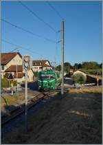 Der von der Ge 4/4 22 gezogen Zug BAM 105 in Vufflens le Château. Einen Monat nach dem höchsten Sonnenstand machten sich unvermutet bereits erste Schatten bemerkbar. 
21. Juli 2015