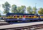 
Am Schluss eines einfahrenden BOB-Zuges in den Bahnhof Interlaken Ost am 24.09.2016, der BOB-Triebwegen ABeh 4/4 II 313  Lauterbrunne .

Aufgrund gestiegener Fahrgastzahlen zwischen Interlaken Ost-Grindelwald sowie Lauterbrunnen entschied die Berner Oberland drei Hochleistungstriebwagen für Adhäsion/Zahnrad zu beschaffen und gab den Bauauftrag der Schweizerischen Lokomotiven und Maschinenfabrik Winterthur SLM, die diese 1986 baute und 1986/1987 ablieferte. Die elektrische Ausrüstung ist von ABB in Zürich.

Der Wagenkasten wurde in Stahlleichtbauweise mit gesickten Wänden gefertigt, um so Gewichtseinsparungen zu erreichen. Der Transformator wurde als Unterflurbauart zwischen den beiden Antriebsdrehgestellen eingebaut und ist das schwerste Bauteil. Die Bremswiderstände für die elektrische Bremse kamen aufs das Das der Triebwagen, ebenso der Einholmstromabnehmer.  Auf ein Gepäckabteil konnte verzichtet werden, weil man in jedem Zug einen Gepäckwagen bzw. Kombiwagen mit sich führte. Um genügend Plätze anbieten zu können, wurde der Einstieg in die Mitte mit zwei Ausschwingtüren gesetzt.

Die ABeh 4/4 II erhielten drei unabhängige Bremssysteme: 1.Zahnrad; 2.Luftbremse  und 3. Federspeicherbremse, sowie zusätzlich eine Klinkenbremse um ein Rückrollen im Zahnrad zu verhindern. 


Technische Daten der  ABeh 4/4 II 311-313
Anzahl gelieferte Fahrzeuge: 3
Spurweite: 1.000 mm (Meterspur)
Zahnstangensystem: Von Roll mit der Verzahnungsgeometrie Riggenbach
Achsfolge: 	Bo' zz Bo' zz 
Stromsystem: 1500 V  DC (Gleichstrom)
Länge über Kupplung:	17.584 mm
Breite: 2.683 mm
Höhe: 3.791 mm
Achsstand im Drehgestell: 2.880 mm
Gewicht: 44,7 t
Übersetzung Adhäsion: 1 :  7,7
Übersetzung Zahnrad:	 1 : 6,58
Triebraddurchmesser:	 870 mm
Zahnraddurchmesser:	 732 mm
Stundenleistung:  1.256 kW
Höchstgeschwindigkeit: 70 Km/h
Zugkraft bei Stundenleistung: 131kN
Anfahrzugkraft: 300kN
Anhängelast bei 12 % Steigung (Zahnstange): 110t
Sitzplätze 1.Klasse: 12
Sitzplätze 2.Klasse: 24
Kupplungssystem: Halbautomatische +GF+ Kupplung wie Brünigbahn


Die BOB:
Die Berner Oberland-Bahn (BOB) ist eine Schmalspurbahn im Berner Oberland in der Schweiz. Diese Meterspurbahn wurde am 1. Juli 1890 eröffnet und am 17. März 1914 elektrifiziert. Sie führt von Interlaken Ost über Zweilütschinen nach Lauterbrunnen beziehungsweise Grindelwald. 

Bei der Planung der Strecke richtete man sich nach der bei der Brünigbahn und später auch der Luzern-Stans-Engelberg-Bahn verwendeten Spurweite von 1.000 mm und dem Zahnstangensystem Riggenbach, so dass es möglich ist, Rollmaterial auszutauschen. Wegen der unterschiedlichen Fahrdrahtspannungen, die Zentralbahn verwendet Einphasenwechselstromsystem mit 15 kV und 16,7 Hz, gilt das nur noch für die Wagen und die thermischen Triebfahrzeuge. Jedoch wird darauf geachtet, dass die Vielfachsteuerleitung der Wagen mit den fremden Triebfahrzeugen funktioniert. Im Regelbetrieb verkehren jedoch keine durchgehenden Wagen oder Züge mehr.

Der Streckenverlauf entspricht einem Ypsilon und beginnt am Bahnhof Interlaken Ost, wo Anschlüsse zur normalspurigen Streckeund zur meterspurigen Brünigstrecke der Zentralbahn bestehen. Zwar bestehen in Interlaken Ost Gleisverbindungen zur Brünigbahn, wegen der unterschiedlichen Fahrdrahtspannungen benutzt aber jede Gesellschaft separate Gleise. Die Strecke führt zunächst über Wilderswil nach Zweilütschinen. In Wilderswil beginnt im Bahnhof die Schynige Platte-Bahn (SPB), in Zweilütschinen teilt sich die Strecke nach Grindelwald und Lauterbrunnen. Auf der Strecke nach Lauterbrunnen befinden sich zwei Zahnstangenabschnitte, die Maximalsteigung beträgt hier 96‰.

In Richtung Grindelwald liegt der erste Zahnstangenabschnitt auf ganzer Länge zwischen den Bahnhöfen Lütschental und Burglauenen mit einer Maximalsteigung von 120‰. Der zweite befindet sich auf den letzten 1,5 km vor dem Bahnhof Grindelwald. In Grindelwald und Lauterbrunnen besteht eine Umsteigemöglichkeit zur Wengernalpbahn (WAB) nach Wengen und auf die Kleine Scheidegg. In Lauterbrunnen liegt neben dem Bahnhof die Talstation der Bergbahn Lauterbrunnen–Mürren (BLM).

Der inzwischen eingestellte Güterverkehr mit Rollschemeln der Brünigbahn war nur auf den Adhäsionsstrecken, d. h. zwischen Interlaken Ost und Lütschental, zulässig. Für den Gütertransport nach Grindelwald und Lauterbrunnen waren neben den üblichen gedeckten und offenen Güterwagen auch Behältertragwagen und Kesselwagen vorhanden.

Streckenlänge: 	23.69 km
Spurweite: 	1000 mm (Meterspur)
Stromsystem: 	1500 V DC
Maximale Neigung: Adhäsion 27 ‰ / Zahnstange 120 ‰
Zahnstangensystem: 	Von Roll mit der Verzahnungsgeometrie Riggenbach

System von Roll: Firma von Roll (heute Tensol), Lamellenzahnstange. Wie beim System Abt besteht diese Zahnstange aus einem Flachstahl, in den die Zähne mit der Verzahnungsgeometrie der Systeme Riggenbach und Strub eingefräst werden. Die Zahnstange kommt in erster Linie bei Neubauten sowie beim Ersatz alter Zahnstangen nach den Systemen Riggenbach oder Strub zur Anwendung, da sie in der Herstellung günstiger und in der Anwendung flexibler ist als die Originalfertigung nach Riggenbach oder Strub. Die Zahnstange kann auch durchgehend verschweißt werden.
