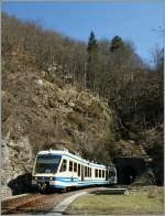 Ein FART Regionalzug von Locarno nach Camedo zwischen Intragna und Palagnedra am 24.