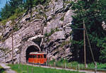 Es war einmal.........
Nein, hier handelt es sich keineswegs um ein Märchen.
Es war einmal die Meiringen-Innertkirchen-Bahn. Die kleine Bahn mit einer Streckenlänge von 4,99 km hat ihren Betrieb am 1. August 1926 aufgenommen.
Auf den 1. Januar 2021 wird sie nun durch die Zentralbahn übernommen. Die Aufnahme vom MIB Be 4/4 7, ehemals OEG, auf der Fahrt nach Innertkirchen ist im Jahre 1981 entstanden.
Foto: Walter Ruetsch