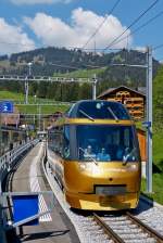 . Der Golden Pass Panoramic begegnet dem Golden Pass Classic Zug in Saanenmser. 25.05.2012 (Hans)