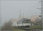 Wenn das Bipperlisi fährt, dann kann mich auch Nebel nicht vom Fotografieren abhalten: Der MOB Be 4/4 1006 als Regionalzug 2327 von Chernex nach Montreux bei Planchamp 5. Feb. 2016