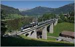 Der MOB GoldenPass Belle Epoque Zug auf der Fahrt nach Zweisimmen auf dem 109 Meter langen Grubenbach Viadukt bei Gstaad.