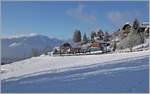 Bei Les Avants, in der überzuckerten Winterlandschaft ist der MOB Panoramic Express PE 2118 von Montreux auf dem Weg nach Zweisimmen.