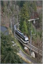 Der CEV MVR ABeh 2/6 7501 ist auf der Fahrt von Montreux nach Les Avants und ist bei der Pont Gardiol angelangt. Die Brücke ist 93 Meter lang und überbrückt den Bois des Chenaux. 

4. Januar. 2023