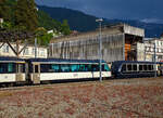 mob-montreuxa8211berner-oberland-bahn/815987/der-vierachsige-mob-1klasse-panorama-steuerwagen-ast Der vierachsige MOB 1.Klasse Panorama-Steuerwagen Ast 152 „goldenpass“  (ex Arst 152 'Panoramic Express'-Wagen) ist am 26. Mai 2023 beim Bahnhof Montreux abgestellt.

Die MOB beschaffte 1993 zwei Panoramawagen als Steuerwagen Arst 151–152 mit erhhtem Fhrerstand und 8 Aussichtspltzen hinter der Frontscheibe, diese Passagiere knnen so den Blick nach vorne auf die Strecke (bei entspr. Fahrtrichtung) genieen. Die beiden Wagen Ast 151 und 152 und die beiden As 153 und 154, wurden mit einer GDe 4/4 in der Mitte, als reiner 1. Klasse-Zug Crystal Panoramic anstelle des Superpanoramic am Wochenende und im Sommer tglich eingesetzt.

Der brige Passagierraum war ursprnglich ist als Barwagen mit Lngssitzbnken ausgestattet. Auf Tische wurde verzichtet und die Sitze am Wagenende in Reihenbestuhlung angeordnet.

TECHNISCHE DATEN:
Hersteller: Breda, Baujahr 1993, sowie MOB und SIG (Drehgestelle)
Spurweite: 1.000 mm (Meterspur)
Achsanzahl: 4 (in 2 Drehgestellen)
Lnge ber Puffer: 18.700 mm
Wagenkastenlnge: 18.060 mm
Drehzapfenabstand: 12.830 mm
Achsabstand im Drehgestell: 1.800 mm
Drehgestell Typ: SIG-90
Laufraddurchmesser: 750 mm (neu)
Eigengewicht: 20,7 t
Hchstgeschwindigkeit: 120 km/h
Sitzpltze: 28 (in der 1. Klasse) und 8 (VIP)
WC: 1
Kupplung: Automatischen SCHWAB Kupplung
