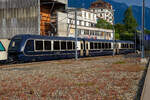 mob-montreuxa8211berner-oberland-bahn/815992/drei-mob-gpx---goldenpass-express Drei MOB GPX - GoldenPass Express (Stadler GPX-Wagen mit variablem Drehgestell der Montreux-Berner Oberland-Bahn AG) abgestellt am 26. Mai 2023 beim Bahnhof Montreux. Die Wagen sind hier (von links nach rechts) der Premium-/1.Klasse Steuerwagen Ast 183 (96 85 8300 183-7 CH-MOB), der 1.Klasse Wagen As 193 (96 85 8300 193-4 CH-MOB) und der Premium-/2.Klasse Steuerwagen ABst 383 (96 85 8300 383-x CH-MOB).

Speziell am Zug ist auch dass er drei Reiseklassen hat. Wie in der Schweiz blich verfgt er eine 2. und 1. Klasse. Dazu kommt eine Premiumklasse mit verstellbaren und drehbaren Sitzen und groen Fenstern. Die Premiumklasse ist mit einer Reservierungsgebhr von 35 Franken und einem 1.-Klasse-Billet zugnglich. In der Premium- und der 1. Klasse werden die Reisenden direkt am Platz gastronomisch bedient. 

Ab dem 11.Dezember 2022 wurde mit diesen Wagen der GPX - GoldenPass Express dieser fuhr von Montreux ohne Umsteigen mit Umspuren in Zweisimmen durch bis Interlaken. Dafr wurde, im Zusammenhang mit dem Umbau des Bahnhofes Zweisimmen zwischen 2015 bis 2017, eine Umspuranlage gebaut. Ende Februar 2023 wurden erhhte Abnutzungen an den Herzstcken der Normalspur-Weichen auf der Strecke Zweisimmen–Interlaken Ost festgestellt. Bis zur Ermittlung der Ursache und erfolgreicher Nachbesserung verkehrt auf diesem Abschnitt ein Ersatzzug der BLS. Seit Sonntag, dem 11. Juni, fhrt der GoldenPass Express wieder einmal pro Tag ohne Unterbrechung von Montreux nach Interlaken und zurck. Gleichzeitig wurden am 11. Juni drei zustzliche Verbindungen zwischen Montreux und Interlaken eingefhrt. Fr diese Verbindungen wird der GoldenPass Express zunchst nur zwischen Montreux und Zweisimmen verkehren und diese Passagiere mssen in Zweisimmen umsteigen. Fr diese Zge werden die Direktverbindungen (Montreux - Interlaken) im Laufe des Monats Juli schrittweise hinzugefgt, vermutlich liegt dies noch an der Nachbesserung der Wagen.

Auf Meterspur wird der GPX mit einer Ge 4/4 8001–8004 befrdert. Als Ersatz hat die MOB im Jahr 2021 die Beschaffung neuer Lokomotiven ausgeschrieben. Bei der BLS sind die Re 465 fr die Traktion zustndig. Fr die BLS Re 465 wird ein sogenannter Interfacewagen Bsi 291–293 bentigt. Dessen Umspurfhigkeit ist nur zur berfhrung in die MOB-Werksttte Chernex notwendig, wo grere Unterhaltsarbeiten durchgefhrt werden. Auf der Lok (Re 465) zu gewanden Seite verfgen die Interfacewagen (Bsi 291 – 293) ber eine Schraubenkupplung mit zwei Puffern sowie einen Hilfsfhrerstand, auf der gegenberliegenden Seite ber eine Schwab-Kupplung wie die anderen GPX-Wagen. Zudem erfllen diese Wacewagen Aufgaben der Leittechnik, des Bremssystems und der Energieversorgung.

ANZAHL DER ZGE UND WAGEN (alle mit variablem Drehgestell) und TECHNISCHE DATEN:
Drei Zugkompositionen stellen den tglichen Fahrbetrieb sicher, eine Komposition ist in auf Reserve oder in Wartung.Die Flotte des GoldenPass Express umfasst 23 Wagen, die alle ber Panoramafenster verfgen und zwischen 18,75 und 19,32 m lang sind, es sind:
•	4 x Ast (181, 182, 183, 184), Prestige/1. Klasse Steuerwagen, Lnge 19.320 mm, Eigengewicht  27,0 t, Sitzpltze 9/20
•	4 x As (191, 192, 193, 194) , 1. Klasse Wagen, Lnge 18.750 mm, Eigengewicht  26,51 t, Sitzpltze 28
•	4 x Bs (271, 272, 273, 274), 2. Klasse Niederflur-Wagen, Lnge 18.750 mm, Eigengewicht  25,3 t, Sitzpltze 43
•	4 x Bs (281, 282, 283, 284), 2. Klasse Wagen, Lnge 19.320 mm, Eigengewicht  25,8 t, Sitzpltze 54
•	4 x ABst (381, 382, 383, 384) Prestige/2. Klasse Steuerwagen, Eigengewicht  27,01 t, Lnge 19.320 mm, Sitzpltze 9/25
•	3 x Bsi (291, 292, 293), 2. Klasse, interface Wagen (NUR auf BLS-Netz), Lnge 18.900 mm. Eigengewicht  25,11 t, Sitzpltze 9/25 

19 der 23 Wagen wurden zwischen September 2020 und Ende 2021 von Stadler Rail an die MOB geliefert. Die Niederflurwagen folgen im Laufe des Jahres 2023. Die MOB hat bei Alstom 58 Drehgestelle mit variabler Spurweite bestellt (d. h. zwei Drehgestelle pro Wagen und Reserve). Diese wurden ab Frhling 2022 schrittweise geliefert.

Die Wagen verfgen ber Gepckablagen und Skihalterungen. Die Niederflurwagen bieten Personen mit eingeschrnkter Mobilitt. Niederflurwagen sind mit BehiG-konformen WCs und Wickeltisch ausgestattet. Zur Einhaltung des Behindertengleichstellungsgesetzes muss der GPX ber mindestens einen Niederflurwagen verfgen. 

Eingesetzte Lokomotiven (alle ohne variables Drehgestell) sind:
•	MOB Ge 4/4 III Serie 8000, somit die Ge 4/4 III 8001, 8002 und 8004, diese sind 16.690 mm lang und haben ein Gewicht von 62 t.
•	BLS Re 465, diese sind 18.500 mm lang und haben ein Gewicht von 84 t. Sie verkehren immer mit einem zus. Interface-Wagen Bsi (291, 292, 293).

Die ZUSAMMENSETZUNG DER ZGE
Zwischen Montreux und Zweisimmen (von vorne nach hinten):
Lok MOB Ge 4/4 III Serie 8000 / ABst (Prestige/2. Klasse) / Bs (2. Klasse) / Bs (2. Klasse, Niederflur) / As (1. Klasse) / Ast (Prestige/1. Klasse).
Also fnf Wagen, gezogen von der MOB Ge 4/4 III der Serie 8000, Zuglnge1 20 m.

Zwischen Zweisimmen und Interlaken (von vorn nach hinten):
ABst (Prestige/2. Klasse) / Bs (2. Klasse) / Bs (2. Klasse, Niederflur) / As (1. Klasse) / Ast (Prestige/1. Klasse) /  Bsi (2. Klasse, interface) / BLS-Lok Re 465.
Also sechs Wagen, geschoben von der BLS-Lok, Zuglnge 140 m.

KAPAZITT DES ZUGES
Innerhalb des MOB Meterspurnetzes (Montreux – Zweisimmen) betrgt die maximale Kapazitt des Zuges 184 Pltze (18 in der Prestige-Klasse, 48 in der 1. Klasse und 118 in der 2. Klasse). Zurzeit bis zur Lieferung der Niederflurwagen Ende 2023/Anfang 2024 betrgt die Kapazitt des
GoldenPass Express 145 Pltze (z.Z. nur 79 in der 2. Klasse). Man hatte sich wohl mehr auf Zahlungskrftige Reisende fixiert.

Innerhalb des Normalspurnetzes (Zweisimmen – Interlaken) betrgt die maximale Kapazitt des Zuges 238 Pltze (18 in der Prestige-Klasse, 48 in der 1. Klasse und 172 in der 2. Klasse). Zurzeit bis zur Lieferung der Niederflurwagen 199 Pltze (nur 133 in der 2. Klasse). Der Unterschied zwischen den beiden Wagenzge ist darauf zurckzufhren, dass der
Interface-Wagen (2. Klasse) nur auf der BLS Normalspur fhrt. Der Interface-Wagen stellt die Kommunikation zwischen der Stammkomposition GPX und der BLS Lok Re 465 sicher.

Der GoldenPass Express (GPX) ist in mehrfacher Hinsicht ein auergewhnlicher Zug.

TECHNOLOGIE
Der Wechsel der Spurweite um +43 % (1.000 mm / 1.435 mm) und der Perronhhe (von 35 cm auf 55 cm) ist eine absolute Neuheit. Bei dem Umspuren findet auch eine Hhennderung um 200 mm der Wagen statt, zudem erfolgt ebenfalls eine Spannungsnderung von 900 V Gleichstrom auf 15 kV / 16,7 Hz Wechselstrom. Eine Weltpremiere!

Warum eine Weltpremiere, auch andere Unternehmen haben ihre Zge mit variablen Drehgestellen ausgerstet, etwa der spanische Talgo. Das von der MOB konzipierte und von Alstom weiterentwickelte Drehgestell ist jedoch das einzige mit einer so starken Verbreiterung (von 1 m auf 1,435 m, also um +43,5 %) und einer gleichzeitigen Anhebung des Wagenkastens um 200 mm, von 350 mm auf 550 mm. Kein anderes Drehgestell mit variabler Spurweite ist dazu in der Lage. Der Wechsel
von der Meterspur zur Normalspur ist daher eine echte Weltpremiere. Das Drehgestell des GoldenPass Express ndert die Spurweite innerhalb weniger Sekunden und mit den Fahrgsten an Bord. Insgesamt werden einschlielich des Lokomotivwechsels und der entsprechenden Kontrollen acht Minuten bentigt.

TOURISMUS
Durch einen Direktzug steigt die Attraktivitt von Montreux, Gstaad und Interlaken erheblich. Montreux rckt so nher an die Jungfrau und Luzern heran. Von den Palmen zu den Gletschern: Der Slogan wird Realitt. Der GoldenPass Express ist ein Bindeglied zwischen
den Sprachen, zwischen Westschweiz und Deutschschweiz, zwischen den Kulturen, zwischen Stadt und Gebirge, zwischen Seen und Bergen. Wobei mir persnlich das Umsteigen gar nicht so unangenehm ist.

REISEKOMFORT
Die dreistndige Fahrt von Montreux nach Interlaken bietet hchsten Komfort. Die Reisenden knnen in allen Wagen das Panorama genieen und zudem das gastronomische Angebot nutzen. Die Sitze in der Prestige-Klasse sind beheizt und ermglichen es, immer in Fahrtrichtung zu reisen.

BAHNLANDSCHAFT
Dieses Projekt berwindet die Barriere zwischen Meterspur und Normalspur. So, als wrde man die Grenze zwischen dem Land der Bergbahnen (Meterspur) und dem Land der Schnellzge (Normalspur) berschreiten. Dies erffnet vielversprechende Aussichten.

SCHWEIZER WIRTSCHAFT
Beim GoldenPass Express ist fast alles aus der Schweiz. Der Eckpfeiler des Systems, das Drehgestell mit variabler Spurweite, wurde in den MOB-Werksttten in Chernex entworfen. Anschlieend wurde es von Alstom Schweiz weiterentwickelt, wird im Alstom/Bombardier-
Werk in Villeneuve hergestellt und soll bei RailTech, ebenfalls in Villeneuve, gewartet werden. Die Wagen stammen aus den Stadler-Werksttten in Bussnang (Thurgau). Die 89 Millionen Franken wurden bzw. werden also weitgehend in die Schweizer Wirtschaft investiert. Die Instandhaltung des Zuges erfolgt durch die Abteilung Rollmaterial in den MOB-Zentren Montreux, Chernex und Zweisimmen.

Die Funktionsweise	
PRINZIP DES UMSPURENS
Der Wechsel von der Meterspur zur Normalspur erfolgt dank der Kombination aus variablem Drehgestell und Umspuranlage. Die grte Herausforderung besteht darin, sowohl die Spurweite als auch die Hhe zu ndern. Die elektrische Spannungsdifferenz bedingt einen Wechsel der Lokomotiven.

PHASEN
1. Von Montreux aus kommt der Zug am Bahnhof Zweisimmen auf der Meterspur an. Beim Befahren der Umspuranlage mit einer Geschwindigkeit von 15 km/h richten sich Klappen auf und sttzen den jeweiligen Wagen von unten. Vom Gewicht des Wagenkastens befreit,
verbreitert sich das Drehgestell von 1.000 mm auf 1.435 mm. Gleichzeitig hebt sich der Wagenkasten von den 350 mm eines Meterspurperrons auf die 550 mm eines Normalspurperrons.

2. Die nderung von Spurweite und Hhe ist jedoch nicht die einzige Hrde. Zwischen dem MOB- und dem BLS-Netz besteht nmlich eine elektrische Spannungsdifferenz von 900 Volt (Gleichstrom) auf dem Meterspurnetz der MOB und 15 kV / 16,7 Hz (Wechselstrom) auf dem Normalspurnetz der BLS. Dies erfordert einen Wechsel der Lokomotiven. Sie besitzen keine variablen Drehgestelle. So bergibt in Zweisimmen die MOB-Lok die Wagenkolonne an die BLS-Lok.

3. Die Wagenkolonne kann dann auf der Normalspur nach Interlaken Ost weiterfahren. Das Umspuren dauert acht Minuten, einige Sekunden fr das Befahren der Umspuranlage, die Restzeit fr den Lokomotivwechsel und die notwendigen Kontrollen. In Zweisimmen befinden sich die Umspuranlagen an den Gleisen 6 und 7.

FAHRKARTEN PREISE
2023 betrgt der Preis (Erwachsenen-Volltarif, Einzelfahrt) fr die Strecke Montreux –Interlaken 73 Franken (davon  20 Franken Reservierungsgebhr) in der 2. Klasse und 113 Franken (davon  20 Franken Reservierungsgebhr) in der 1. Klasse. Eine Reservierung wird fr die 1. und 2. Klasse dringend empfohlen und ist bei der Prestige-
Klasse (35 Franken) obligatorisch.

Da der GoldenPass Express auch den regionalen Personenverkehr (RPV) sicherstellt, werden die Fahrausweise des Schweizer Sortiments wie Generalabonnements, Halbtax und Tageskarten anerkannt und akzeptiert.

BETRIEBSWEISE
Der GPX wird nach dem Grundsatz des Linienmanagements betrieben. Das heit, die MOB betreibt den Zug innerhalb ihres Netzes und die BLS tut dasselbe zwischen Zweisimmen und Interlaken. 

WARUM einen Wagen mehr auf dem BLS-Netz?
Dies ist dem Lokomotivwechsel in Zweisimmen geschuldet. Hierfr gibt es zwei Grnde:
1. Die elektrische Spannung des MOB-Netzes entspricht nicht der Spannung des BLS-Netzes.
2. Die Loks besitzen kein Drehgestell mit variabler Spurweite.
Die Kupplungen und Puffer des Rollmaterials des GoldenPass Express sind jedoch mit denen der BLS-Lok nicht identisch. Um die beiden Fahrzeuge miteinander zu verbinden, braucht man daher einen zustzlichen Wagen, den Interfacewagen (Bsi). Aus diesem Grund gibt es auf der Strecke Zweisimmen – Interlaken – Zweisimmen einen Wagen mehr.

Quelle: gpx.swiss (MOB – Goldenpass)
