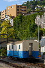 mob-montreuxa8211berner-oberland-bahn/819502/der-mob-vierachsige-2-klasse-personenwagen Der MOB vierachsige 2. Klasse Personenwagen mit Gepckabteil MOB BD 33 (bzw. Gepckwagen mit Personenabteil) abgestellt am 26.05.2023 beim Bahnhof Montreux. Der Wagen ist im alten „crme – blau“ und trgt nach die Anschrift „MOB - Golden Panoramic Line“. 

Der Wagen entstand 1999 durch Umbau aus dem PTT Postwagen D 33, ex PTT Z 33, und geht 1999 in den Besitz der MOB (Montreux Oberland Bernois / Montreux-Berner Oberland-Bahn), zuvor war er Eigentum der PTT (Schweizerische Post). Die Inneneinrichtung des Wagens wurde entfernt, im ehemaligen Broteil wurde ein Personenabteil mit zwei groen Fenstern eingebaut, es hat fnf bequeme Klappsitze oder Platz fr bis zu sechs Rollsthle. Das Personenabteil ist nur fr Behinderte und ihre Begleiter zugnglich. Einsatz fr Rollstuhltransporte, als Velowagen oder bei Ausfall eines BD 204 - 206. Ab 2010 kam er als Kchenwagen im 'Meurtre-Mystre'  zum Einsatz.

Der Ursprung des Wagens geht ist Jahr 1924 zurck, fr den Bau des PTT Z 33 wurde das Unter-/Fahrgestellt des ehem. Von SWS gebauten AB⁴ 85 (ab 1956 A⁴ 85) verwendet.

TECHNISCHE DATEN:
Hersteller: MOB / FFA / SIG
Spurweite: 1.000 mm (Meterspur)
Achsanzahl: 4 (in 2 Drehgestellen)
Lnge ber Puffer: 13.100 mm 
Hhe: 3.380mm
Breite: 2.680 mm
Drehzapfenanstand: 7.800 mm
Achsabstand im Drehgestell: 1.800 mm
Drehgestell Typ: SIG- Torsionsstab
Laufraddurchmesser: 750 mm (neu)
Eigengewicht: 17,2 t (ursprnglich 14 t)
Hchstgeschwindigkeit: 80 km/h
Sitzpltze: 5 (in der 2. Klasse) 
Ladegewicht: 2,8 t (ursprnglich 7,5 t)

Quellen: x-rail.ch
