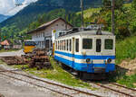 mob-montreuxa8211berner-oberland-bahn/829692/der-blaue-mob-be-44-1003 Der blaue MOB Be 4/4 1003 (ex FLP ABe 4/4 Nr. 5) abgestellt am 28 Mai 2012 in Château d'Oex, aufgenommen aus fahrendem Zug.

Der „Ex-Tessiner“ stammt von der FLP (Lugano- Ponte-Tresa Bahn), er wurde 1958 von der SWS (Schweizerische Waggons und Aufzügefabrik) in Schliere, mit der elektrischen Ausrüstung von der BBC (Brown, Boveri & Cie., Baden), gebaut und an die FLP (Ferrovia Lugano–Ponte Tresa) geliefert und als FLP  ABe 4/4 Nr. 5 in Dienst gestellt. Im Jahr 1981 wurde der Triebwagen von der MOB erworben. Neben den üblichen Umbauten für Einmannbetrieb musste insbesondere die Heizung verstärkt werden – die FLP fährt unter 1.000 V, und außerdem war die Anlage ursprünglich für die klimatischen Bedingungen im Tessin ausgelegt, die Winter im Simmental sind etwas härter. Aber auch andere Umbauten mussten gemacht werden u.a. Einbau einer Druckluftanlage. So erfolgte die Inbetriebnahme bei der MOB erst 1984 als Be 4/4 1003''.

1993 erfolgte der Einbau der Zugsicherung. Wobei der Einsatz, wegen fehlender Magnetschienenbremse war der Einsatz auf die Teilstrecke Lenk - Montbovon beschränkt. Oder er war im Rangierdienst in Gstaad und Château d'Oex eingesetzt. Am 31.Oktober  2017 erfolgte der Abbruch in Vevey.

TECHNISCHE DATEN:
Hersteller: SWS / BBC / MOB
Spurweite: 1.000 mm (Schmalspur)
Achsformel: Bo’Bo’
Länge über Puffer: 16.370 mm
Länge des Kastens: 15.370 mm
Drehzapfenabstand: 10.350mm
Achsabstand im Drehgestell: 2.200 mm
Triebraddurchmesser: 870 mm (neu)
Höhe: 4.020 mm
Breite: 2.680 mm
Stundenleistung: 221kW
Stundenzugkraft : 
Übersetzung: 1:4,28
Höchstgeschwindigkeit: 55 km/h
Eigengewicht: 29 t
Fahrleitungsspannung: 850 V DC (=),bei LCD 1.000 V DC (=)
Stromabnehmer: 2 Scherenstromabnehmer
Sitzplätze: 56  (in der 2. Klasse) 
Bremsen: Hs / V / C
Kupplungen: Mittelpuffer mit einer Schraubenkupplungen (Zp 1)

Die 1912 eröffneten Ferrovia Lugano-Ponte Tresa besteht dagegen heute noch, seit dem Fahrplanwechsel vom 9. Dezember 2007 verkehren die Züge alle 15 Minuten, am Abend, an Wochenenden und Feiertagen alle 30 Minuten. Die Strecke ist als Linie S60 in das Netz der S-Bahn Tessin integriert.	

Quellen: triebzug.ch, x-rail.ch, juergs.ch, de.wikipedia.org
