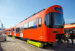 rbs-regionalverkehr-bern-solothurn/629061/stadler-rail-prsentierte-auf-der-innotrans 
Stadler Rail prsentierte auf der InnoTrans 2018 (hier 18.09.2018) den neuen Worbla-Zug Be 4/10 fr die RBS (Regionalverkehr Bern-Solothurn),  hier in Form von dem RBS Be 4/10 Worbla 02.  Bis 2020 sollen alle Mandarinli durch die Worblas bei der RBS ersetzt werden.
Der Triebzug steht hier auf Rollbcke der RailAdventure GmbH („Loco Buggies“).

RBS hat im Juni 2016 bei Stadler in Bussnang 14 vierteilige S-Bahn-Zge vom Typ Be 4/10 Worbla (Elektrischer Niederflurtriebzug) fr die Linie S7 bestellt. Die vierteiligen elektrischen Meterspurzge weisen 2 Triebkpfe am Ende und 3 Jakobs-Laufdrehgestelle als Verbindung zwischen den 4 Wagenksten auf. Die Zge sind fr eine maximale Geschwindigkeit von 100 km/h ausgelegt. Sie sind auf der gesamten Lnge von 60 Metern durchgehend begehbar, was die Verteilung der Reisenden im Zug verbessert und das Sicherheitsgefhl erhht. Die Triebzge sind klimatisiert und erfllen die Anforderungen des Behinderten-Gleichstellungsgesetzes. Niederflureinstiege und Schiebetritte zwischen Zug und Bahnsteig erleichtern den Eintritt. Modernste Technologien wie die voll redundante Traktionsanlage inklusive redundanter Leittechnik garantieren eine hohe betriebliche Verfgbarkeit und tiefe Life-Cycle-Kosten.

Technische Mekmale:
- Niederflurwagen in Alu-Leichtbauweise
- Luftgefederte Trieb- und Jakobslaufdrehgestelle
- Optimierte Motorleistung entsprechend des Einsatzes als Stadtbahn-Triebzug fr den Betrieb auf Kurzstrecken
- Redundante Antriebsausrstung (Antriebsstromrichter) in den Endwagen fr hohe Ausfallsicherheit
- Acht Einstiegstren fr schnellen Fahrgastwechse
- Niederflureintritte an allen Tren
- Tr-Leuchtmelder (Countdown)
- Trsensor fr handsfree-Eintritt
- bersichtliche Plattformen
- Durchgehend begehbar
- Indirekte Beleuchtung
- Grozgige Multifunktionsabteile
- Klimaanlage

TECHNISCHE DATEN:
Bezeichnung: Be 4/10
Name: Worbla
Anzahl Fahrzeuge (geplant): 14
Spurweite: 1.000 mm (Meterspur)
Achsanordnung: Bo‘2‘2‘2‘Bo‘
Lnge ber Kupplung: 60.000 mm
Fahrzeugbreite: 2.650 mm
Fahrzeughhe: 3.980 mm
Achsabstand in Drehgestell: 2.000 mm (Triebdrehgestell) / 2.150 mm (Laufdrehgestell)
Trieb- und Laufraddurchmesser: 770 mm (neu)
Hchstgeschwindigkeit: 100 km/h
Max. Leistung am Rad: 4 x 350 kW = 1.400 kW
Anfahrzugskraft: 120 kN (140 kN mglich)
Anfahrbeschleunigung: 1.0m/s (1.2m/s mglich)
Sitzpltze: 130
Stehpltze: max. 380
Fubodenhhe: 400 mm am Einstieg / 1.000 mm Hochflur
Einstiegbreite: 1 400 mm
Speisespannung: 1.250 V DC

