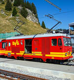 Die tpc BVB HGe 4/4 32 „Villars“ hat am 10 September 2023 mit einem Personenzug (Personenwagen tpc BVB B 51 und Steuerwagen tpc BVB Bt 54) den Bergbahnhof Col-de-Bretaye (1.808 m ü.
