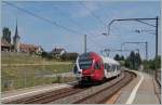tpf-transports-publics-fribourgeois/445632/der-tpf-rabe-527-195-faehrt Der TPF RABe 527 195 fährt durch die Haltestelle Neyruz.
6. August 2015