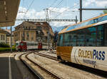 Nun verlässt der tpf - La Gruyère Meterspurtriebwagen BDe 4/4 – 142 „Semsales“ mit dem Steuerwagen Bt 252 am 28.05.2012 den Bahnhof Bulle in Richtung Broc.