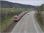Vom BDe 4/4 gefhrt erreicht ein Waldenburgerbahn Zug in Krze die Statin Lampenberg-Ramlinsburg.
