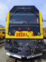 125 Jahre RhB/347596/jubilaeum-125-jahre-rhb-am-10052014 Jubiläum 125 Jahre RhB am 10.05.2014. Hier wurde auch die Gmf 4/4 II 28701 ausgestellt.
Die dieselelektrischen Lokomotiven Gmf 4/4 II 28701 bis 28704 der Rhätischen Bahn (RhB) wurden 2009 bestellt und 2013 in Betrieb genommen. Um im gesamten RhB-Netz einschliesslich der Berninabahn eingesetzt werden zu können, zählten zu den Voraussetzungen die Lauffähigkeit in Bögen ab 45 m Radius und Neigungen bis 70࠰ sowie die Einhaltung einer maximalen Radsatzlast von 16 t. Die Lokomotiven wurden bei der Schalker Eisenhütte konstruiert und endmontiert. 
Der Lokkasten wurde bei der FTD Fahrzeugtechnik Bahnen Dessau in Stahlleichtbauweise geschweisst mit angeklebten GFK-Fronten und Seitenwänden aus Aluminiumwabenplatten. Die Antriebsausrüstung besteht aus einem Dieselmotor 12V 4000 R43L von MTU Friedrichshafen und elektrischer Leistungsübertragung mit den Fahrmotoren des Asiarunner von Siemens Rail Systems. Die Drehgestelle wurden von Prose in Winterthur entwickelt. Die Loks sind vielfachsteuerbar und mit Funkfernsteuerung ausgerüstet. Die Höchstgeschwindigkeit beträgt 100 km/h, die Lokomotiven können jedoch auch bei niedrigen Dauergeschwindigkeiten mit Schneepflügen oder Gleisbauzügen eingesetzt werden.
Die Gmf 4/4 II werden vor schweren Bauzügen und im Winter mit Schneeräumzügen im gesamten RhB-Netz eingesetzt. Sie dienen auch als fahrdrahtunabhängige Reserve und zum Abschleppen havarierter Züge. Da sie keine Planzüge bespannen, sind sie nicht rot lackiert, sondern tragen den gelben Anstrich der RhB-Bahndienstfahrzeuge.(Quelle:Wikipedia)