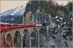Albulaschnellzug nach St.Moritz auf dem Landwasserviadukt kurz vor Filisur.