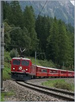 Der Albula Schnellzug RE 1145 Chur - St.Moritz führt nicht nur die Stammkopossition von vier  B  einem  D  und zwei  A , sondern auch noch die GEX Wagengruppen des Glacier Expresse 900 von Zermatt. So hatten die beiden RhB Ge 4/4 I 603 und 602 mit ihren dreizehn Wagen Anhängelast reichlich zu tun. Bei Bergün Bravuogn, den 11. September 2016
22.09.2016 
