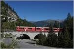 Ein Bernina-Expess auf der Albulabahn, auf dem 60 Meter langen Albula-Viadukt I kurz nach Muot.